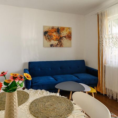 Apartament Corina Cu Parcare Bistriţa Esterno foto