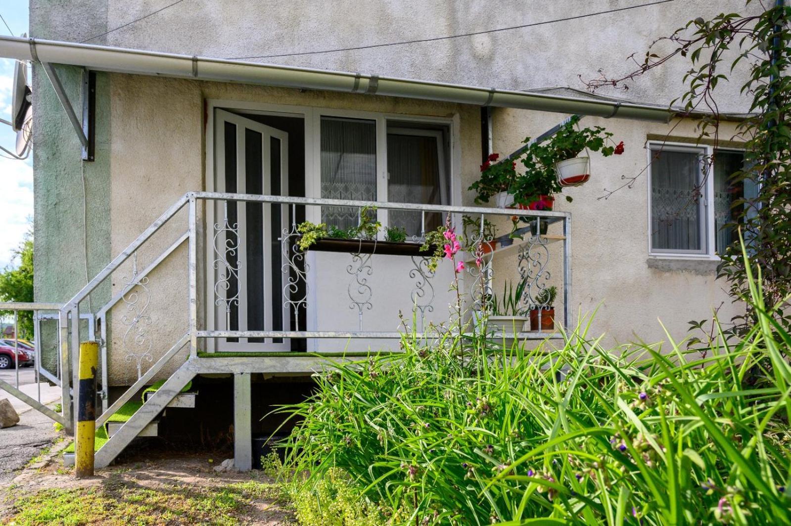 Apartament Corina Cu Parcare Bistriţa Esterno foto